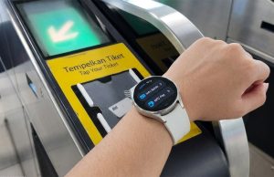 Samsung Galaxy Watch8 yang dilengkapi fitur NFC Pay dengan aplikasi myBCA dapat dimanfaatkan oleh pengguna untuk akses masuk MRT yang cepat dan praktis.