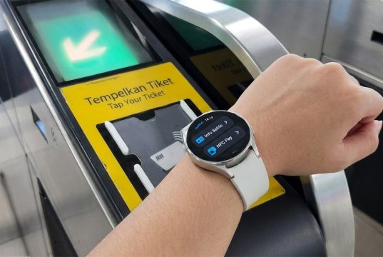 Samsung Galaxy Watch8 yang dilengkapi fitur NFC Pay dengan aplikasi myBCA dapat dimanfaatkan oleh pengguna untuk akses masuk MRT yang cepat dan praktis.
