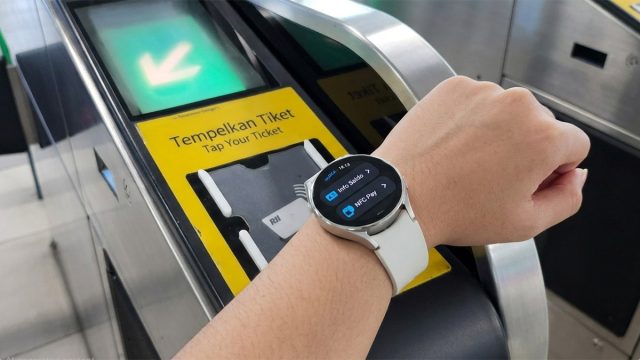 Samsung Galaxy Watch8 yang dilengkapi fitur NFC Pay dengan aplikasi myBCA dapat dimanfaatkan oleh pengguna untuk akses masuk MRT yang cepat dan praktis.
