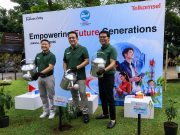 Ilustrasi inisiatif keberlanjutan Telkomsel yang mencakup energi terbarukan, transformasi digital, perlindungan data pelanggan, dan pengurangan emisi karbon di Indonesia.