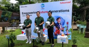 Ilustrasi inisiatif keberlanjutan Telkomsel yang mencakup energi terbarukan, transformasi digital, perlindungan data pelanggan, dan pengurangan emisi karbon di Indonesia.