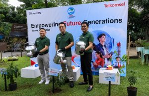 Ilustrasi inisiatif keberlanjutan Telkomsel yang mencakup energi terbarukan, transformasi digital, perlindungan data pelanggan, dan pengurangan emisi karbon di Indonesia.
