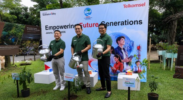 Ilustrasi inisiatif keberlanjutan Telkomsel yang mencakup energi terbarukan, transformasi digital, perlindungan data pelanggan, dan pengurangan emisi karbon di Indonesia.