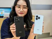 HONOR X5c Plus Resmi Hadir di Indonesia, Andalkan Baterai 5.260mAh dan Kamera AI 50MP Dua varian HONOR X5c Plus ocean cyan dan black dipegang oleh seorang model