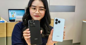 Dua varian HONOR X5c Plus ocean cyan dan black dipegang oleh seorang model