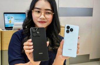 Dua varian HONOR X5c Plus ocean cyan dan black dipegang oleh seorang model