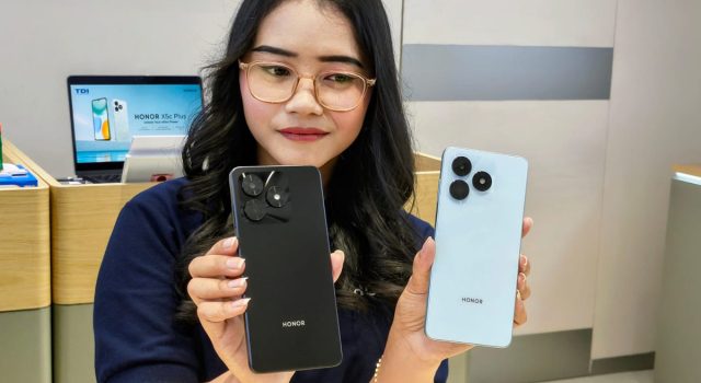 HONOR X5c Plus Resmi Hadir di Indonesia, Andalkan Baterai 5.260mAh dan Kamera AI 50MP Dua varian HONOR X5c Plus ocean cyan dan black dipegang oleh seorang model