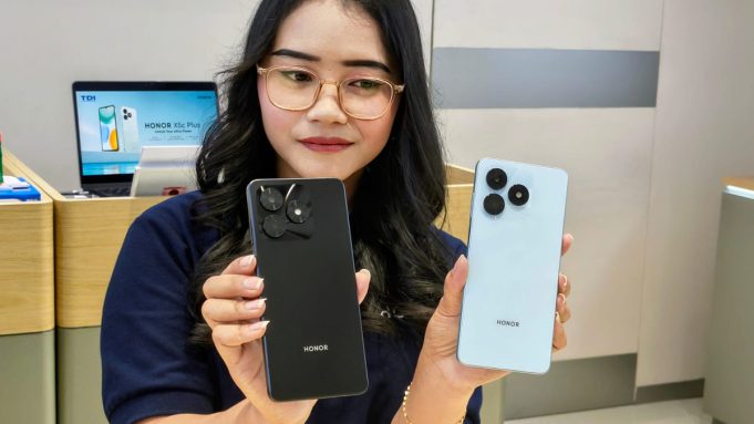 Dua varian HONOR X5c Plus ocean cyan dan black dipegang oleh seorang model