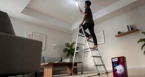 Ketika Rumah Jadi Pusat Kehidupan, Pencahayaan Jadi Penentu Kualitasnya Seorang pemuda memasang bohlam Philips Ultra Bright di plafon rumah