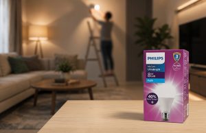 Kotak kemasan lampu philips UltraBright dengan latar belakang orang sedang memasang lampu