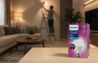 Ketika Rumah Jadi Pusat Kehidupan, Pencahayaan Jadi Penentu Kualitasnya Kotak kemasan lampu philips UltraBright dengan latar belakang orang sedang memasang lampu