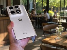 motorola razr fold dipegang dengan tangan dalam posisi setengah terbuka