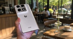 Motorola Razr Fold Resmi Bawa Standar Baru Smartphone Foldable Premium: Snapdragon 8 Gen 5, Kamera DXOMARK #1, dan Baterai 6.000mAh motorola razr fold dipegang dengan tangan dalam posisi setengah terbuka