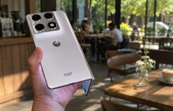 motorola razr fold dipegang dengan tangan dalam posisi setengah terbuka