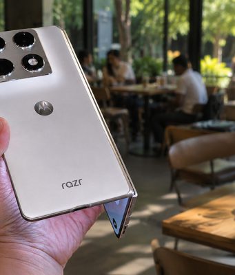 motorola razr fold dipegang dengan tangan dalam posisi setengah terbuka