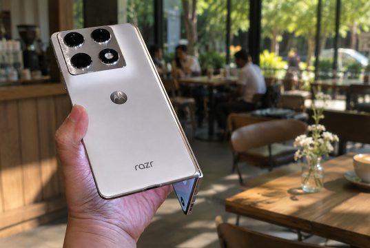 motorola razr fold dipegang dengan tangan dalam posisi setengah terbuka