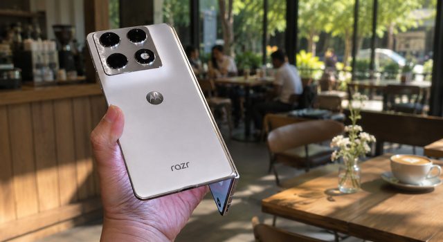 Motorola Razr Fold Resmi Bawa Standar Baru Smartphone Foldable Premium: Snapdragon 8 Gen 5, Kamera DXOMARK #1, dan Baterai 6.000mAh motorola razr fold dipegang dengan tangan dalam posisi setengah terbuka