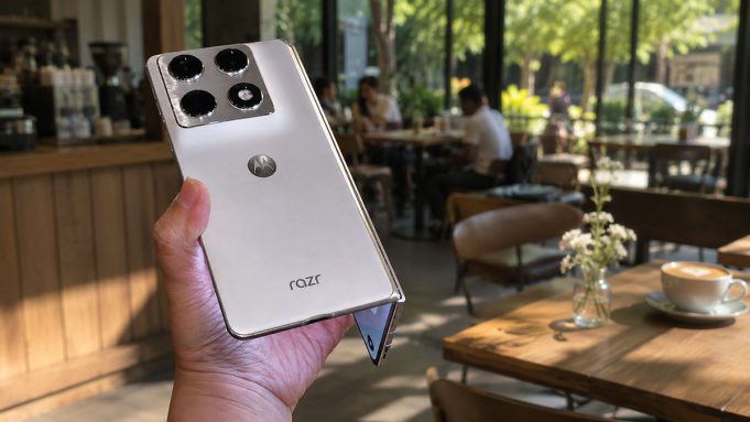 Motorola Razr Fold Resmi Bawa Standar Baru Smartphone Foldable Premium: Snapdragon 8 Gen 5, Kamera DXOMARK #1, dan Baterai 6.000mAh motorola razr fold dipegang dengan tangan dalam posisi setengah terbuka