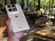 motorola razr fold dipegang dengan tangan dalam posisi setengah terbuka