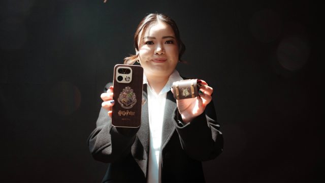Foto 1 - Krisva Angnieszca, Public Relations Lead realme Indonesia saat sesi peluncuran realme 16 Pro Harry Potter Edition serta realme Buds T500 Pro Harry Potter Edition (1)