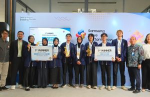 Tim BryotechAlpha dari SMA Negeri 81 Jakarta dan tim I-SEUNG dari Universitas Komputer Indonesia, pemenang Samsung Solve for Tomorrow 2026 kategori SMA/SMK/MA dan perguruan tinggi.
