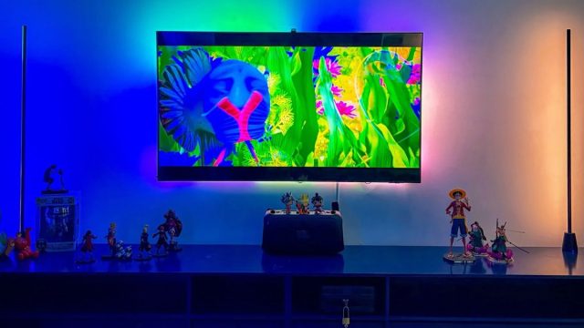 Foto-2_-Philips-Smart-Lighting-Screen-Sync,-yang-dilengkapi-Kamera-dan-RGBIC-TV-Backlight-Strip,-bersama-Philips-Smart-Gradient-Floor-Light,-menghadirkan-pengalaman-menonton-yang-lebih-imersif-di-rumah-(2)-1200