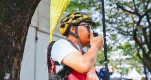 Hytera Dukung Jakarta Running Festival 2026, Andalkan Radio Komunikasi untuk Koordinasi 37.000 Pelari Petugas Jakarta Running Festival 2026 mengenakan helm sepeda dan rompi merah muda sambil menggunakan radio komunikasi Hytera untuk mendukung koordinasi selama ajang lari.