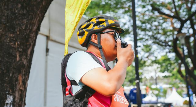Hytera Dukung Jakarta Running Festival 2026, Andalkan Radio Komunikasi untuk Koordinasi 37.000 Pelari Petugas Jakarta Running Festival 2026 mengenakan helm sepeda dan rompi merah muda sambil menggunakan radio komunikasi Hytera untuk mendukung koordinasi selama ajang lari.