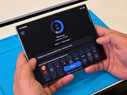 Pengguna Galaxy Z Fold8 sedang memeriksa Layanan diagnostik perangkat Galaxy Care yang membantu pengguna memeriksa kondisi smartphone Galaxy untuk memastikan fungsi perangkat tetap optimal