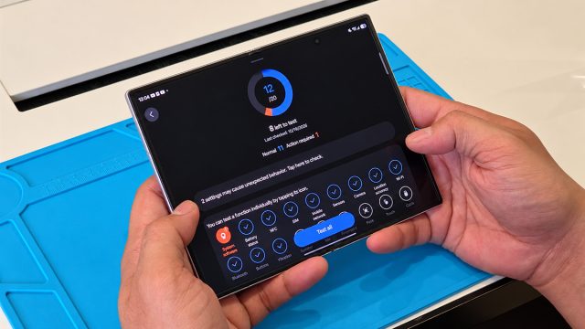 Pengguna Galaxy Z Fold8 sedang memeriksa Layanan diagnostik perangkat Galaxy Care yang membantu pengguna memeriksa kondisi smartphone Galaxy untuk memastikan fungsi perangkat tetap optimal