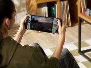 ROG XBOX Ally X20 Bundle: Spesifikasi Handheld Gaming PC dengan Layar OLED 120Hz dan Aksesori Eksklusif 20 Tahun ROG Seorang gamer memainkan ROG XBOX Ally X20, handheld gaming PC edisi 20 tahun ROG, sambil menikmati game balap dengan desain perangkat hitam beraksen emas.