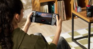 ROG XBOX Ally X20 Bundle: Spesifikasi Handheld Gaming PC dengan Layar OLED 120Hz dan Aksesori Eksklusif 20 Tahun ROG Seorang gamer memainkan ROG XBOX Ally X20, handheld gaming PC edisi 20 tahun ROG, sambil menikmati game balap dengan desain perangkat hitam beraksen emas.