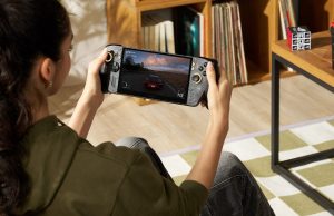 ROG XBOX Ally X20 Bundle: Spesifikasi Handheld Gaming PC dengan Layar OLED 120Hz dan Aksesori Eksklusif 20 Tahun ROG Seorang gamer memainkan ROG XBOX Ally X20, handheld gaming PC edisi 20 tahun ROG, sambil menikmati game balap dengan desain perangkat hitam beraksen emas.