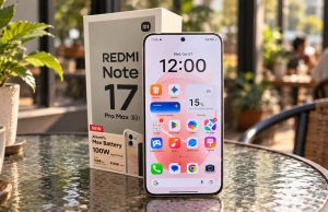 7 Alasan Kenapa Kamu Harus Memiliki REDMI Note 17 Pro Max 5G Redmi Note 17 Pro Max 5G dan kotak kemasannya di atas meja kaca bundar bertekstur di kafe dengan pencahayaan alami pagi hari, nuansa warna Fuji yang hangat, serta latar belakang kafe dengan efek bokeh.