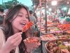 Ilustrasi tren snackpacking di Indonesia, menampilkan wisatawan yang menikmati jajanan lokal di pasar kuliner tradisional dengan beragam makanan khas sebagai daya tarik wisata kuliner.