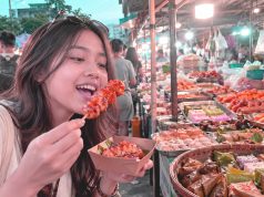 Ilustrasi tren snackpacking di Indonesia, menampilkan wisatawan yang menikmati jajanan lokal di pasar kuliner tradisional dengan beragam makanan khas sebagai daya tarik wisata kuliner.