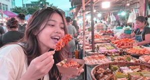 Tren Snackpacking 2026: Manado, Jakarta, Medan, dan Bandung Jadi Destinasi Favorit Berburu Jajanan Lokal Ilustrasi tren snackpacking di Indonesia, menampilkan wisatawan yang menikmati jajanan lokal di pasar kuliner tradisional dengan beragam makanan khas sebagai daya tarik wisata kuliner.