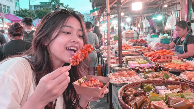 Ilustrasi tren snackpacking di Indonesia, menampilkan wisatawan yang menikmati jajanan lokal di pasar kuliner tradisional dengan beragam makanan khas sebagai daya tarik wisata kuliner.