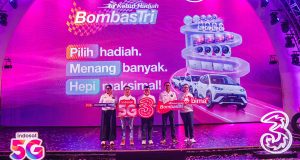 BombasTri 2026 Hadir Lagi, Tri Siapkan 2.026 Hadiah dan Kesempatan Pilih Hadiah Impian Peluncuran program Kebut Hadiah BombasTri 2026 oleh Indosat Ooredoo Hutchison dan Tri, menampilkan perwakilan perusahaan di atas panggung dengan latar promosi hadiah mobil BYD Atto 1 dan slogan “Pilih Hadiah, Menang Banyak, Hepi Maksimal!”.