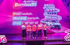 BombasTri 2026 Hadir Lagi, Tri Siapkan 2.026 Hadiah dan Kesempatan Pilih Hadiah Impian Peluncuran program Kebut Hadiah BombasTri 2026 oleh Indosat Ooredoo Hutchison dan Tri, menampilkan perwakilan perusahaan di atas panggung dengan latar promosi hadiah mobil BYD Atto 1 dan slogan “Pilih Hadiah, Menang Banyak, Hepi Maksimal!”.