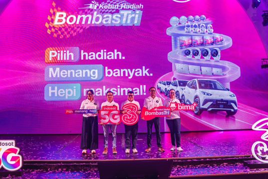 Peluncuran program Kebut Hadiah BombasTri 2026 oleh Indosat Ooredoo Hutchison dan Tri, menampilkan perwakilan perusahaan di atas panggung dengan latar promosi hadiah mobil BYD Atto 1 dan slogan “Pilih Hadiah, Menang Banyak, Hepi Maksimal!”.