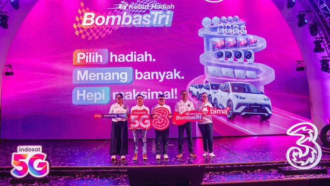 Peluncuran program Kebut Hadiah BombasTri 2026 oleh Indosat Ooredoo Hutchison dan Tri, menampilkan perwakilan perusahaan di atas panggung dengan latar promosi hadiah mobil BYD Atto 1 dan slogan “Pilih Hadiah, Menang Banyak, Hepi Maksimal!”.