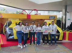 IM3 Gelar Pesta Hadiah IMPoin 2026, Siapkan 2.026 Hadiah Termasuk Mobil Listrik BYD IM3 menggelar Pesta Hadiah IMPoin dengan menampilkan dua mobil listrik berhiaskan pita kuning dan tim IM3 di depan panggung promosi bertema “Kejar Impian Lewat IMPoin”.