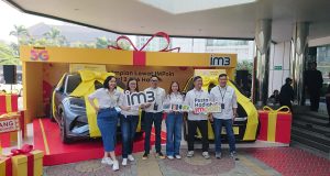 IM3 menggelar Pesta Hadiah IMPoin dengan menampilkan dua mobil listrik berhiaskan pita kuning dan tim IM3 di depan panggung promosi bertema “Kejar Impian Lewat IMPoin”.