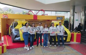 IM3 menggelar Pesta Hadiah IMPoin dengan menampilkan dua mobil listrik berhiaskan pita kuning dan tim IM3 di depan panggung promosi bertema “Kejar Impian Lewat IMPoin”.