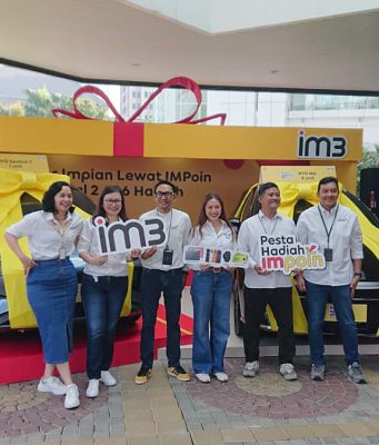 IM3 menggelar Pesta Hadiah IMPoin dengan menampilkan dua mobil listrik berhiaskan pita kuning dan tim IM3 di depan panggung promosi bertema “Kejar Impian Lewat IMPoin”.