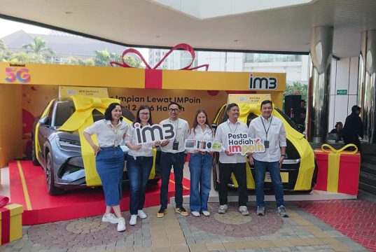 IM3 menggelar Pesta Hadiah IMPoin dengan menampilkan dua mobil listrik berhiaskan pita kuning dan tim IM3 di depan panggung promosi bertema “Kejar Impian Lewat IMPoin”.