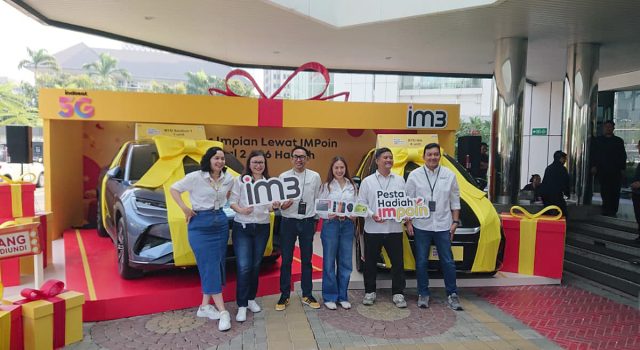 IM3 Gelar Pesta Hadiah IMPoin 2026, Siapkan 2.026 Hadiah Termasuk Mobil Listrik BYD IM3 menggelar Pesta Hadiah IMPoin dengan menampilkan dua mobil listrik berhiaskan pita kuning dan tim IM3 di depan panggung promosi bertema “Kejar Impian Lewat IMPoin”.