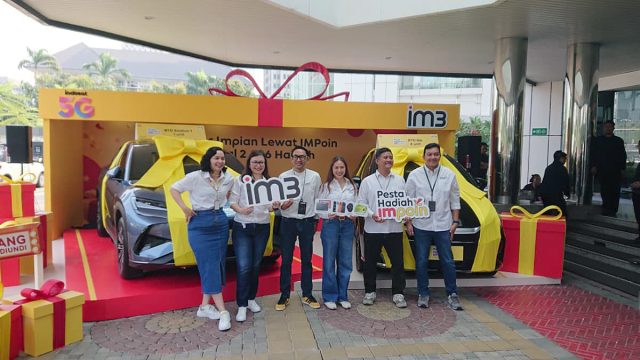 IM3 menggelar Pesta Hadiah IMPoin dengan menampilkan dua mobil listrik berhiaskan pita kuning dan tim IM3 di depan panggung promosi bertema “Kejar Impian Lewat IMPoin”.
