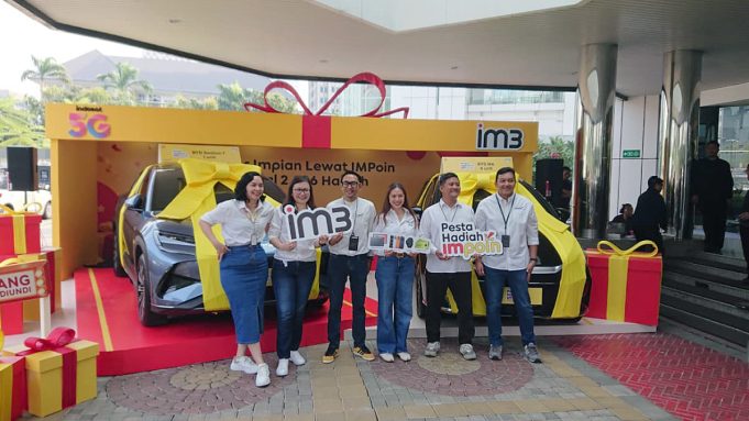 IM3 menggelar Pesta Hadiah IMPoin dengan menampilkan dua mobil listrik berhiaskan pita kuning dan tim IM3 di depan panggung promosi bertema “Kejar Impian Lewat IMPoin”.